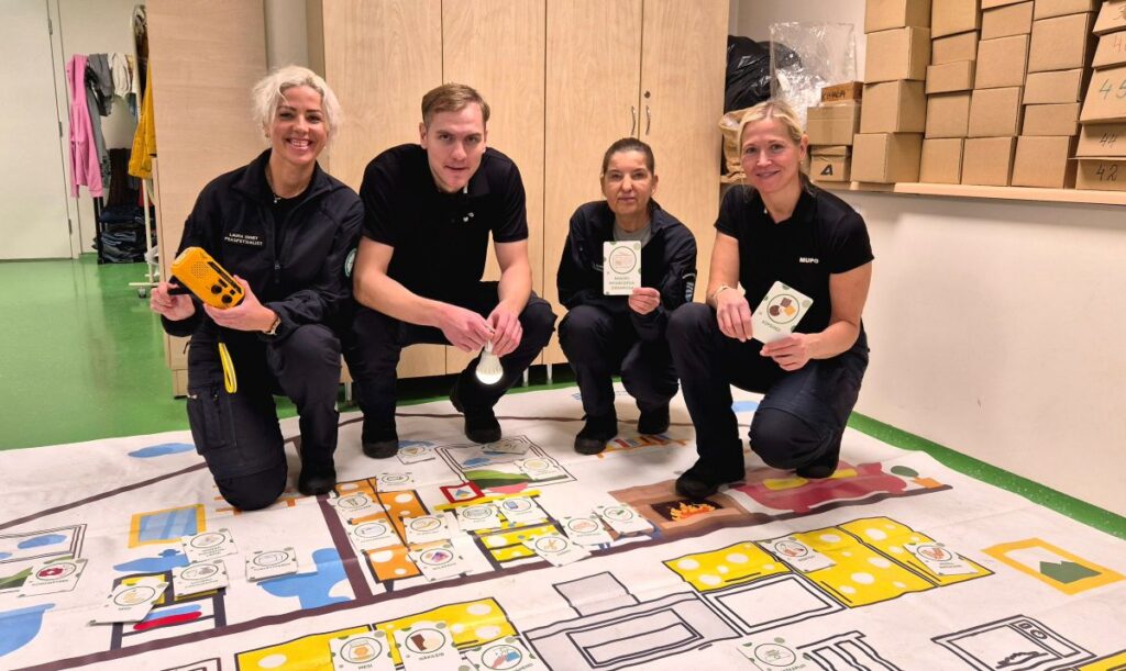 4 Mupo liiget kükitavad SAHH töökeskuses põrandamängu peal.