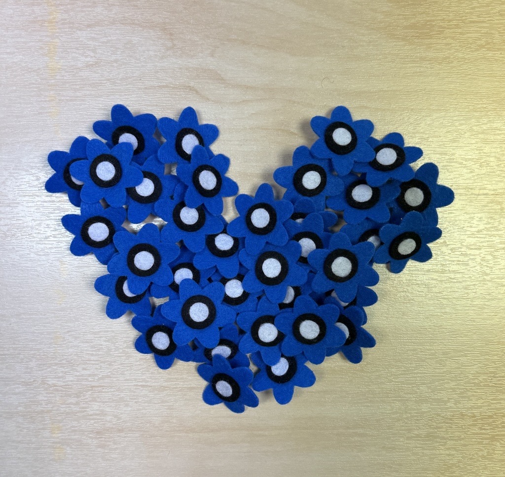 Sinililledest moodustatud süda.
