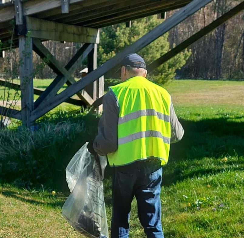 Andres õues tööd tegemas, seljas kollane helkurvest.